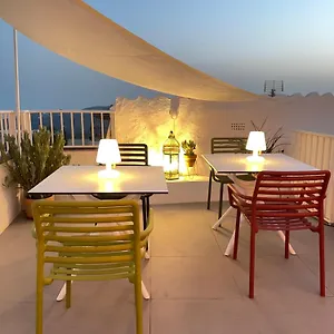 Los Nidos Apartments, Apartment